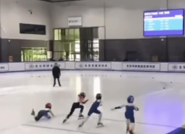 8岁女孩短道速滑摔倒勇追夺冠，她怎样的举动感动了千万网友？