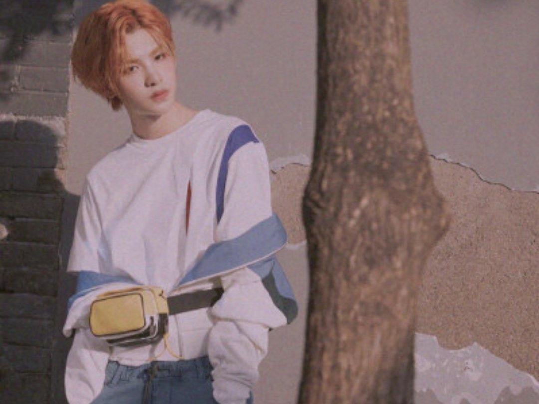 黄明昊节目中走秀假摔,你觉得他的综艺感怎么样?