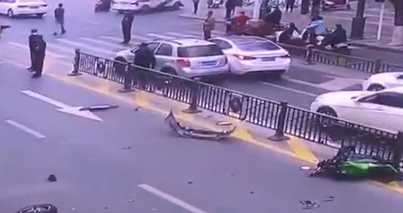 河南焦作一中学门口车祸致多人受伤,车祸发生的原因是什么?