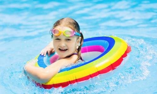 孩子学游泳时，既要保证安全还要注意哪些？