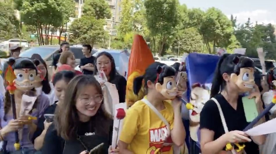 宁静粉丝戴哪吒面具应援,在场粉丝的反应如何?