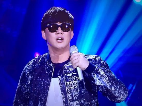 44岁“盲人歌王”萧煌奇官宣恋情，女方有何背景？