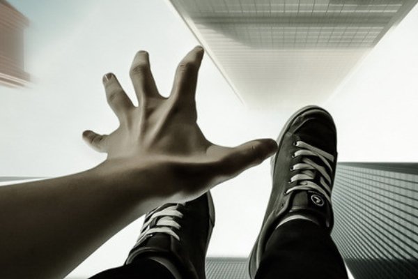 深圳一独居中年男子跳楼身亡引发外界关注，目击者对此有何说明？