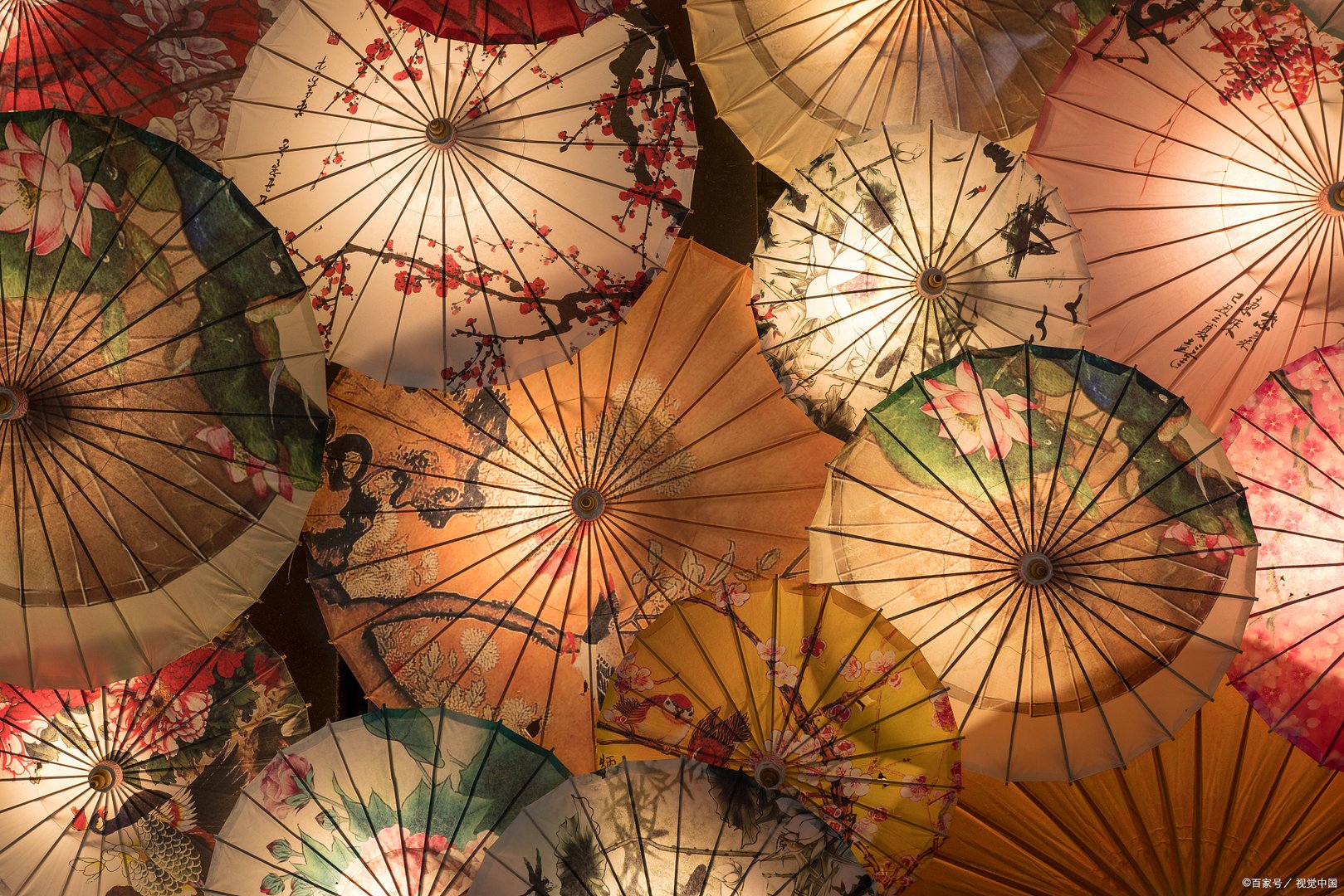 伞是在我国的什么时期首次出现的呢？它主要是怎么样发明出来的呢？