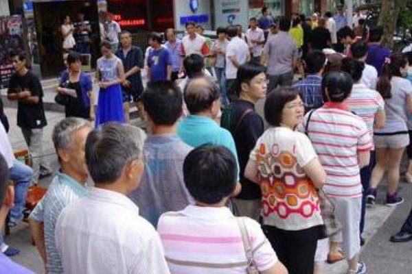 在南京黄牛餐厅代排队月入2万,你会因为去餐厅吃饭,去雇黄牛吗?