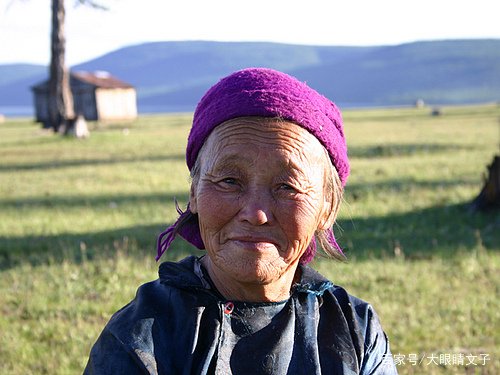 上海大爷在地铁上抢座坐女乘客腿上,你如何看待这件事?