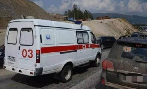 私家车与执行任务救护车对峙，私家车这一行为是否违法？