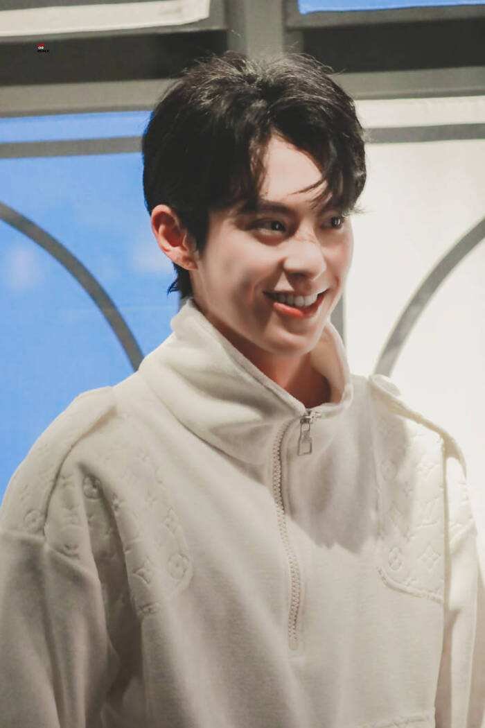 王鹤棣被称迪丽热巴最“牛”粉丝，把自己追成了明星，你知道吗？