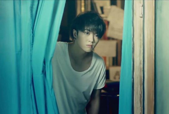 只有我守着安静的沙漠 等待着花开 什么歌？