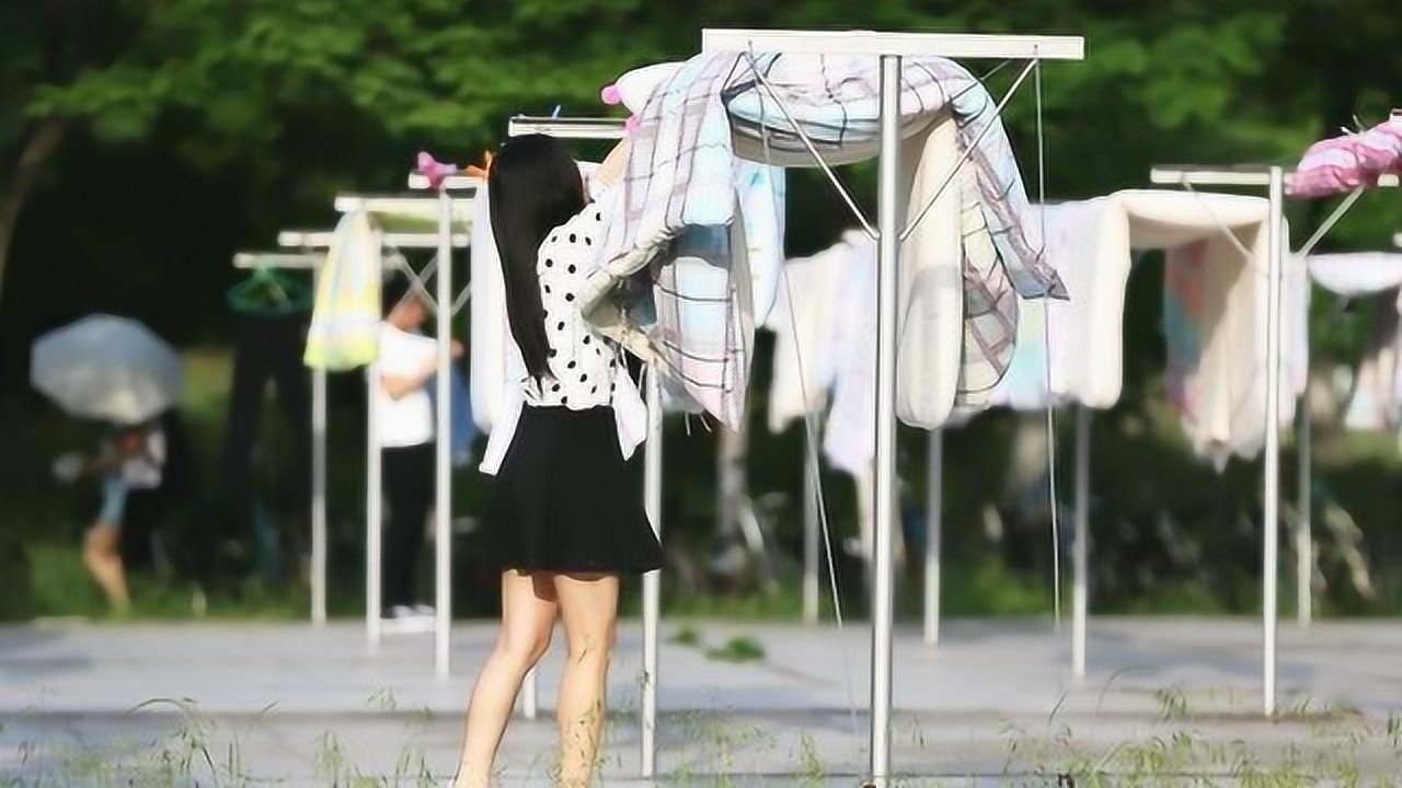 今天晒被子的时候被子掉地上了，地上有灰层，被单是昨天刚洗的，不想再洗了，该怎么办？