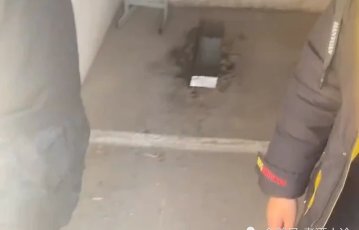 一乡村体育老师偶遇小学生躲厕所吃方便面，学生们为何在厕所偷吃？