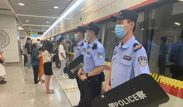 武汉地铁辅警狂奔八分钟为乘客买药,你如何看待辅警的这一行为?