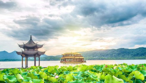 水光潋滟晴方好，山色空蒙雨亦奇的意思是什么？