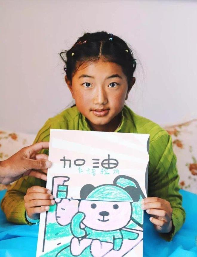 李嫣带唇腭裂小朋友们看画展，未修图李嫣嘴唇仍十分明显，你怎么看？