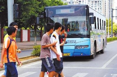 公交车司机霸气制止骚扰小女孩的男子，若发生肢体接触是否属于正当防卫？