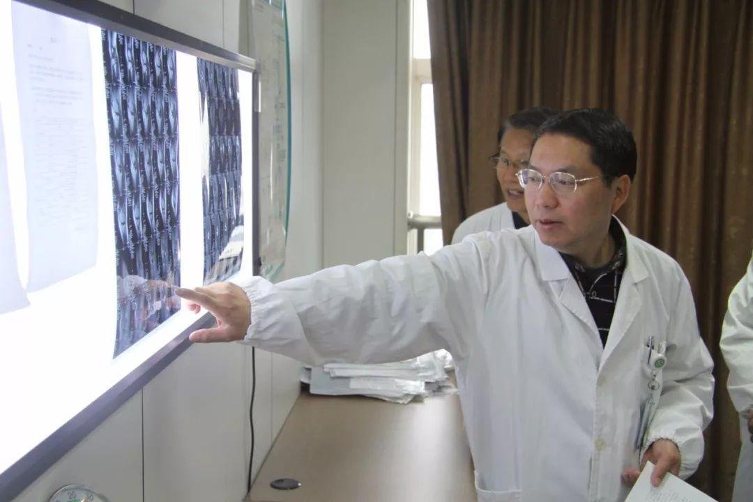 骨科医生跑全马一路帮助4人，从他的善举中体现出了什么？