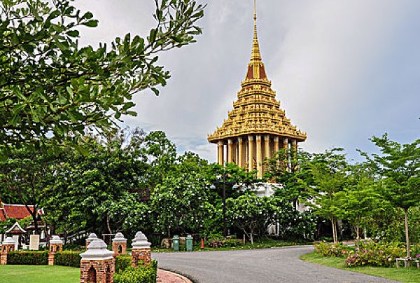 泰国夜市水果摊摆出中文牌，中国游客看到后扭头就走，上面写了啥？