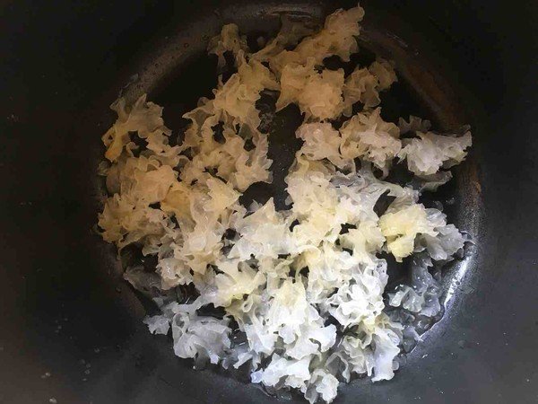 正确银耳莲子汤的做法
