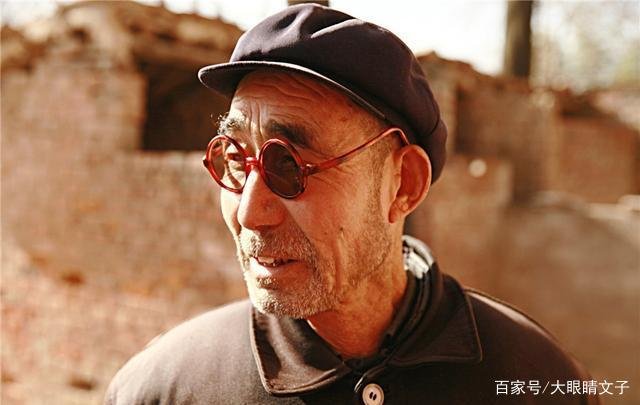 上海大爷在地铁上抢座坐女乘客腿上,你如何看待这件事?