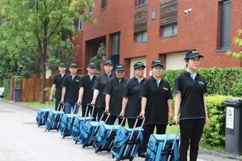 山东90后双胞胎创业做家政,只招精壮小伙,深度保洁的市场有多大?
