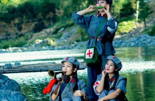 小小竹排江中游歌词