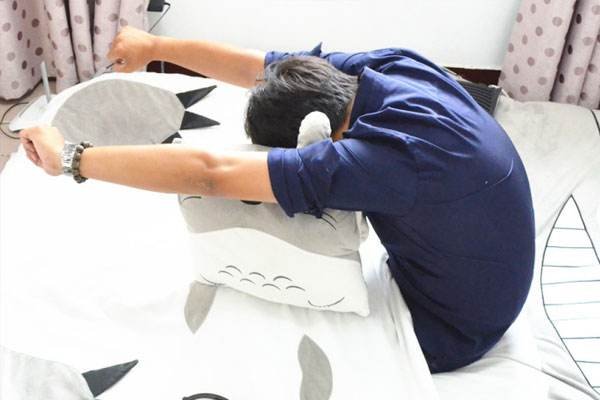 患癌男子被背进长江水中浸泡，究竟是何原因？