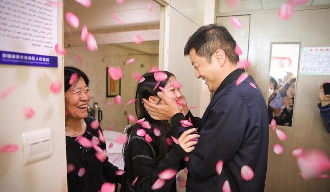 李嫣带唇腭裂小朋友们看画展，未修图李嫣嘴唇仍十分明显，你怎么看？