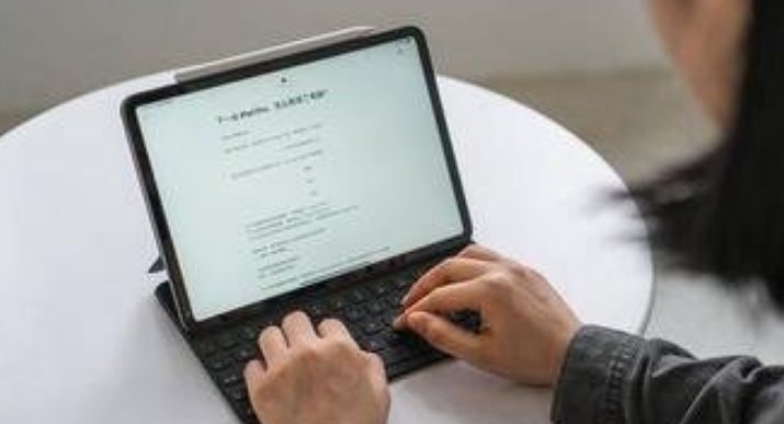 男子爬长城遇催单现场加班发货,详细情况是怎么样的?