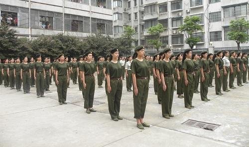 站军姿的详细动作要领谁知道？