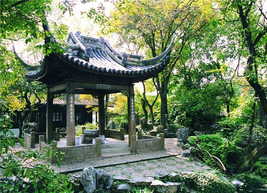 清风明月本无价近水远山皆有情的翻译是什么？