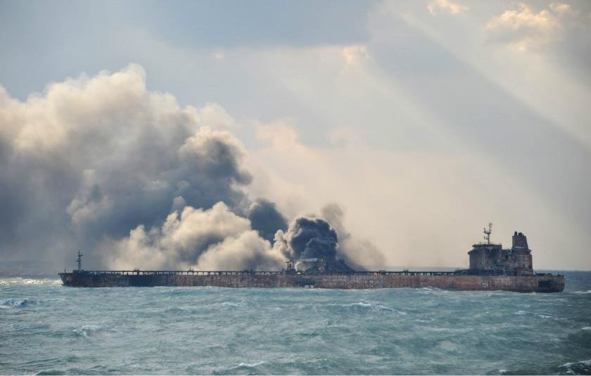 威海港一游轮冒黑烟，究竟是什么原因导致的？