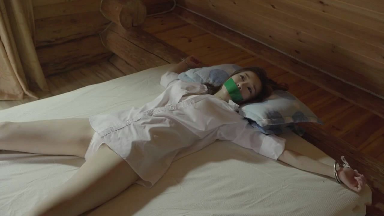 囚禁之时的女主演叫什么名字？谢谢.