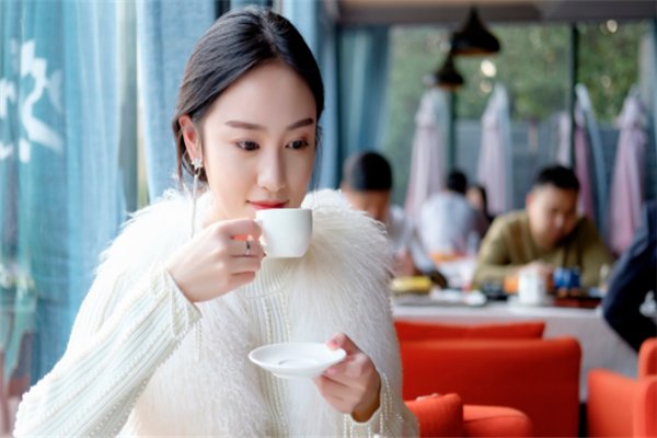 对于北京一咖啡厅强制客人消费一事，网友评论为何两极化？