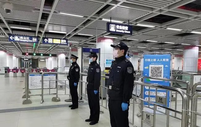 武汉地铁辅警狂奔八分钟为乘客买药,你如何看待辅警的这一行为?