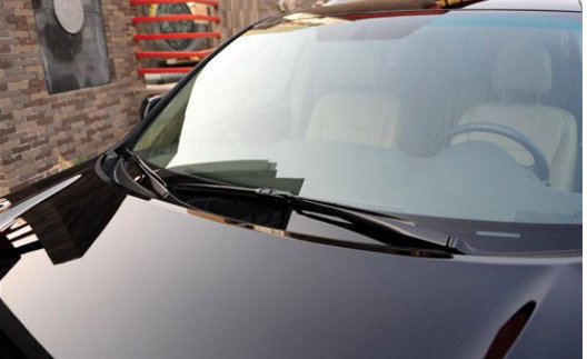 更换一块轿车前挡风玻璃需要多少钱？