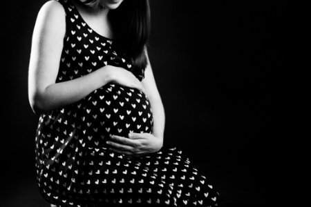 哈尔滨高校一女生在厕所产子，老师急喊打120，这件事反应了哪些道理？