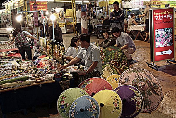 泰国夜市水果摊摆出中文牌，中国游客看到后扭头就走，上面写了啥？