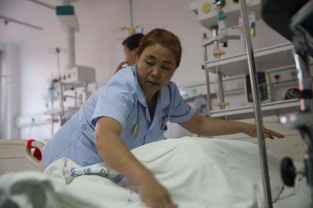 请问医院护工是做什么工作？