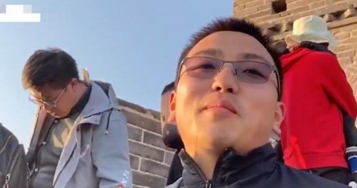 男子爬长城遇催单现场加班发货,详细情况是怎么样的?