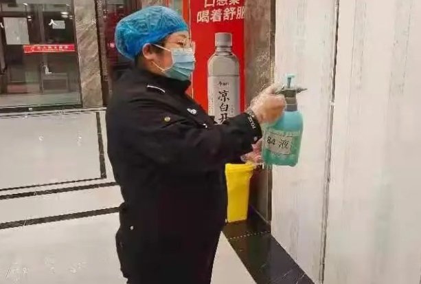 银川一女子为见男友擅自逃离隔离管控,警方对其采取了什么举措?