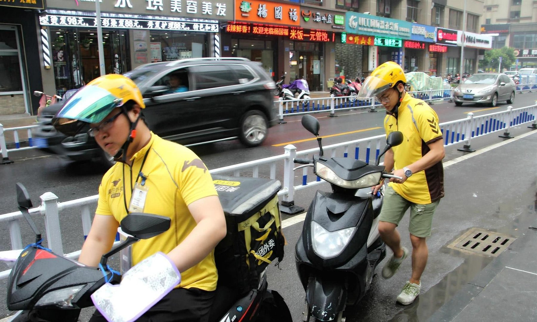 西安一名外卖小哥在送餐途中坠入2米深坑,他是如何自救的?