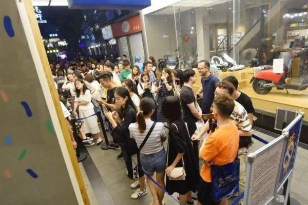 在南京黄牛餐厅代排队月入2万,你会因为去餐厅吃饭,去雇黄牛吗?