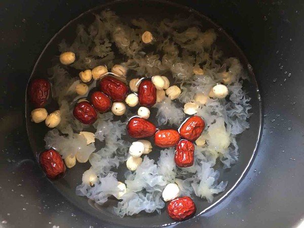 正确银耳莲子汤的做法