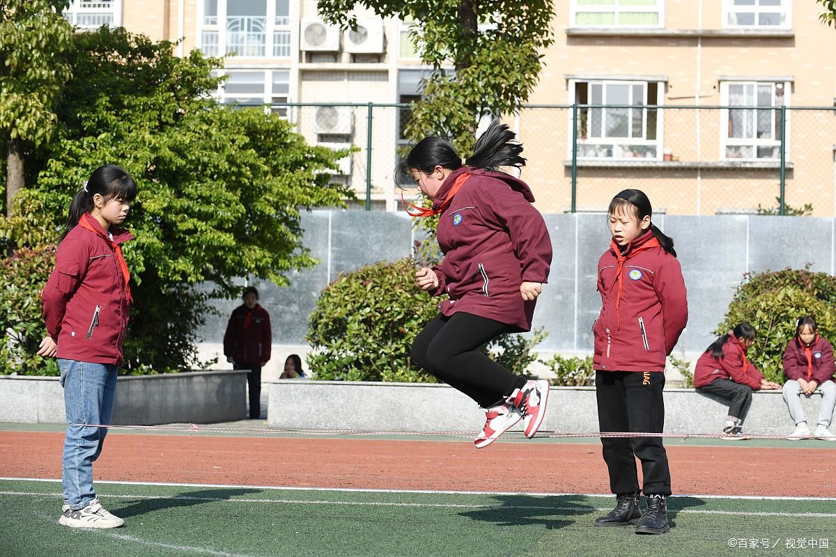 跳橡皮筋也是一种体育运动形式,跳橡皮筋有什么好处?