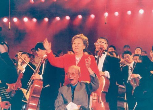 歌曲《歌唱祖国》的作者是：