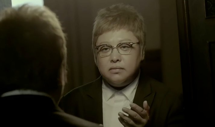 于是一个人喝酒一个人唱歌一个人面对着这无聊的生活什么歌