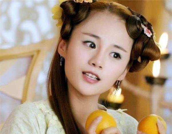 请问《花千骨》里面的糖宝是谁演的?她发展如何?