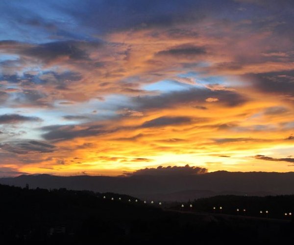“日落胭脂红，无雨必有风”是什么意思