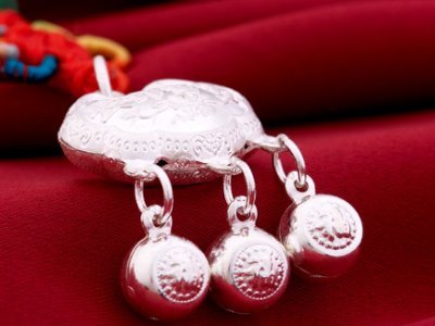 孩子满月送什么礼物比较好?