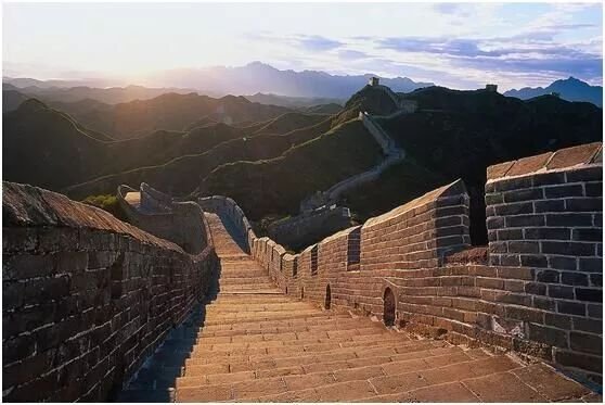 万里长城的历史简介？